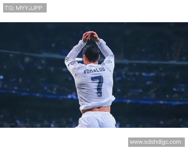 足球巨星C罗背影展现无与伦比的魅力与坚持精神